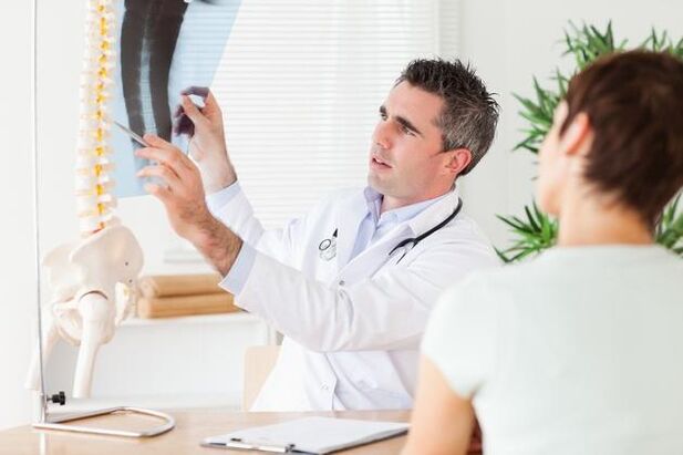 Den Dokter weist de Schued un der Wirbelsäule duerch Gebärmutterhals Osteochondrose